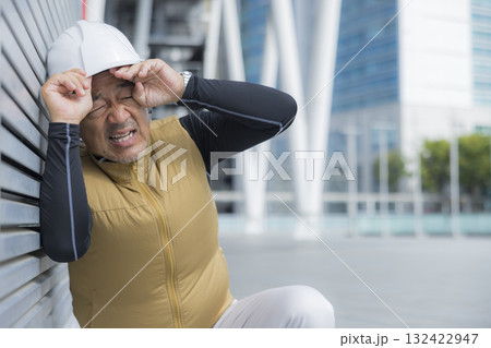 熱中症の空調ベスト作業着の男性 132422947