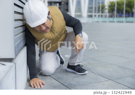 熱中症の空調ベスト作業着の男性 132422949