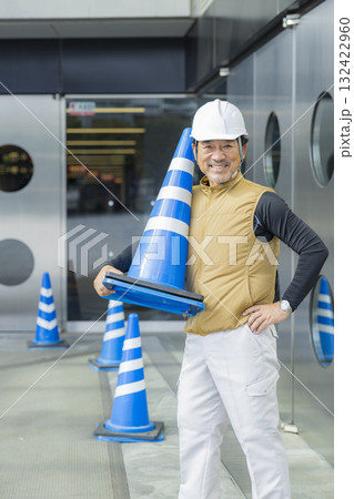 イベントスペースで誘導をする警備員  132422960