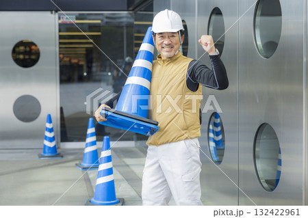 イベントスペースで誘導をする警備員  132422961