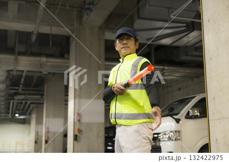地下駐車場で誘導する男性　 132422975