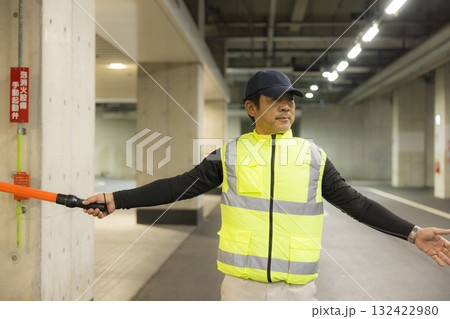 地下駐車場で誘導する男性 地下駐車場で誘導する男性 132422980
