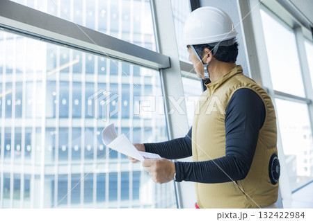 図面を持つ現場監督　 132422984
