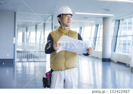 図面を持つ現場監督　 132422987
