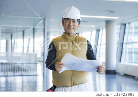 図面を持つ現場監督　 132422988