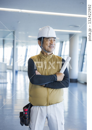図面を持つ現場監督 図面を持つ現場監督 132422992