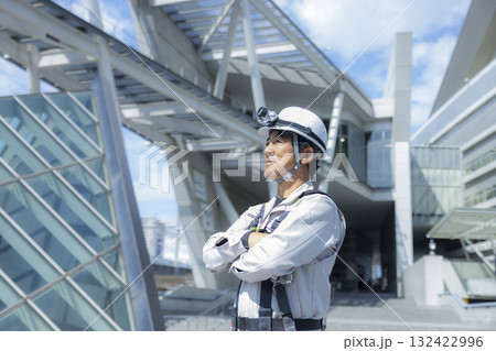 フルハーネスをつけた作業員 132422996