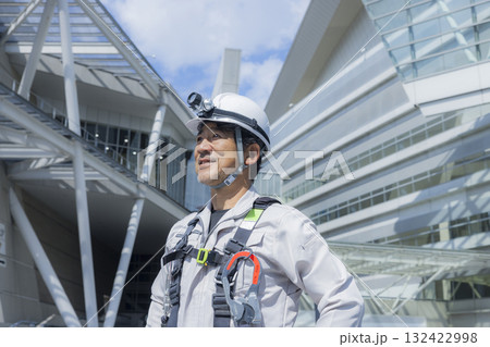 フルハーネスをつけた作業員 132422998