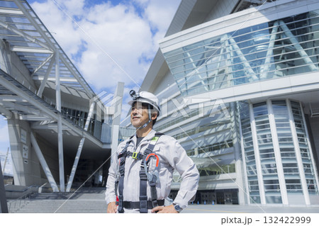 フルハーネスをつけた作業員 132422999