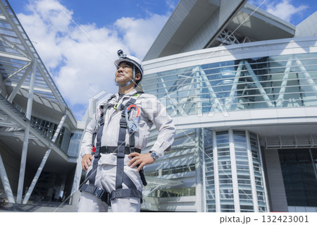 フルハーネスをつけた作業員 132423001
