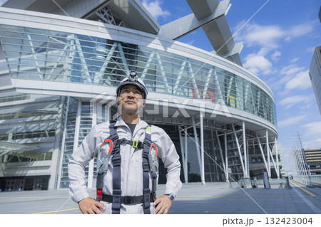 フルハーネスをつけた作業員 132423004