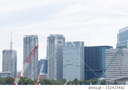 大型クレーンと高層ビル群の風景 大型クレーンと高層ビル群の風景 132423482
