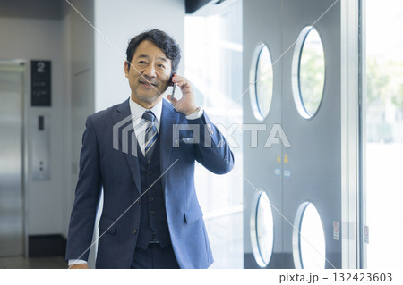 オフィスビル内を歩くビジネスマン 132423603