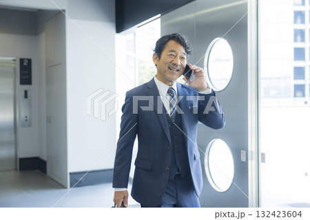 オフィスビル内を歩くビジネスマン 132423604