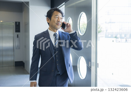 スマートフォンを見て驚くビジネスマン 132423606