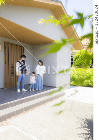 外出する玄関のファミリー 132423624