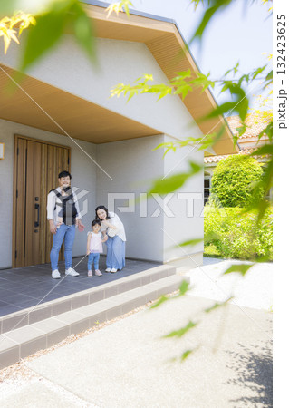 外出する玄関のファミリー 132423625