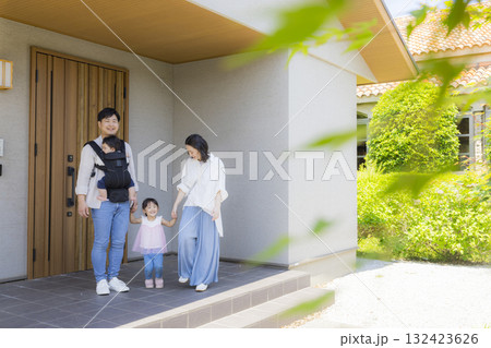 外出する玄関のファミリー 132423626