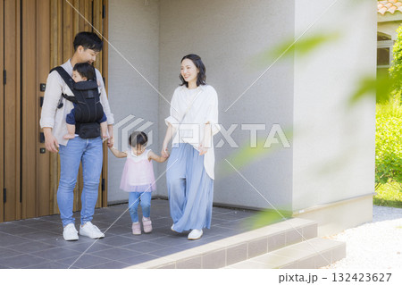 外出する玄関のファミリー 外出する玄関のファミリー 132423627