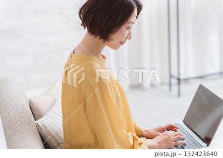 パソコンで仕事する女性 132423640