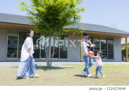 庭で遊ぶファミリー 　 132423646