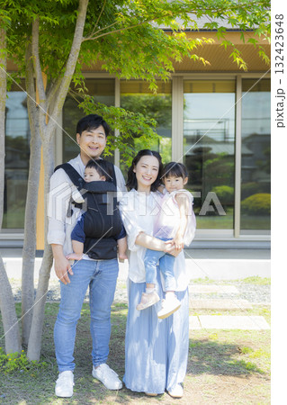 庭で遊ぶファミリー 　 132423648