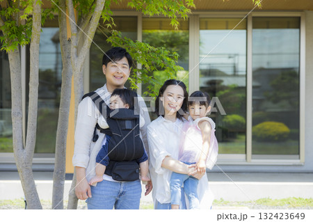 庭で遊ぶファミリー 　 132423649
