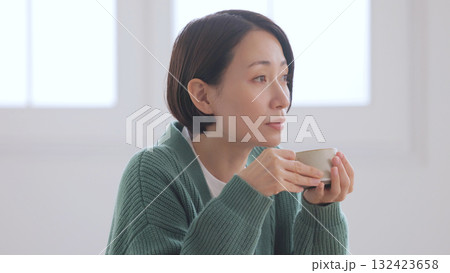 マグカップを持つミドル女性  132423658