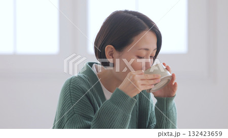 マグカップを持つミドル女性  132423659