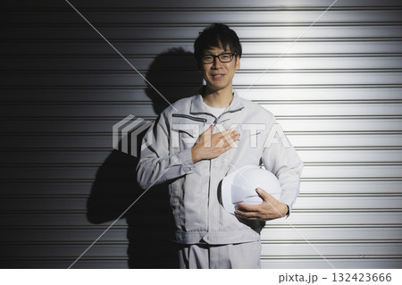ヘルメットをかぶる作業服の男性 ヘルメットをかぶる作業服の男性 132423666