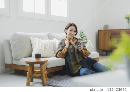 スマホを持つ女性 スマホを持つ女性 132423682