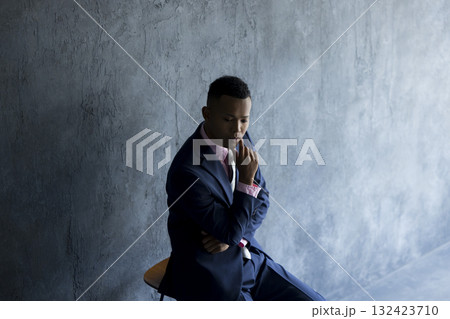スーツを着て考え事をする外国人の男性 132423710