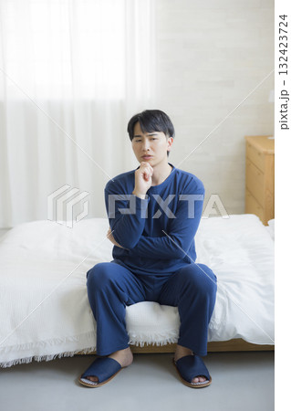 ベッドの上で考える男性 ベッドの上で考える男性 132423724