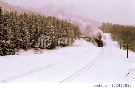 豪雪地帯を行くD51　昭和45年　函館本線　銀山ー然別　北海道　記録写真 132423853