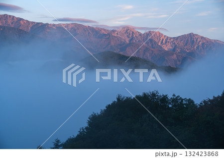 白馬三山のモルゲンロート 132423868