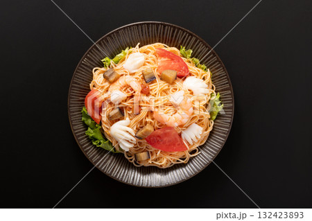 海老とイカのトマトカッペリーニ 海老とイカのトマトカッペリーニ 132423893