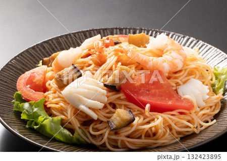 海老とイカのトマトカッペリーニ 海老とイカのトマトカッペリーニ 132423895