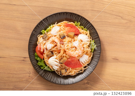 海老とイカのトマトカッペリーニ 海老とイカのトマトカッペリーニ 132423896