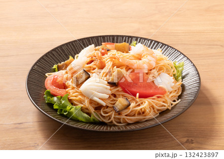 海老とイカのトマトカッペリーニ 海老とイカのトマトカッペリーニ 132423897