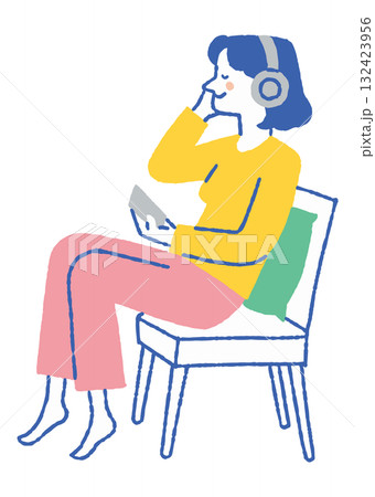 ヘッドホンで音楽を聴く女性_色 ヘッドホンで音楽を聴く女性_色 132423956