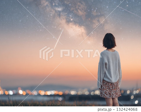夜空を見上げる女性、流星と星空の美しい風景写真 夜空を見上げる女性、流星と星空の美しい風景写真 132424068