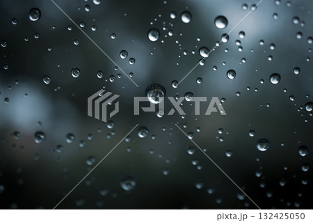 雨粒がついた窓ガラス 天気 雨粒がついた窓ガラス 天気 132425050
