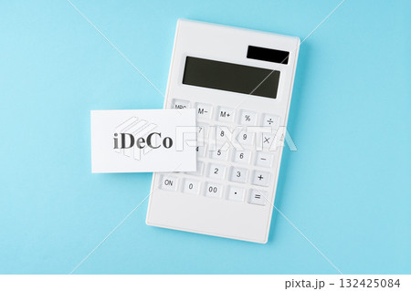水色背景にiDeCo（イデコ）の文字と電卓 132425084