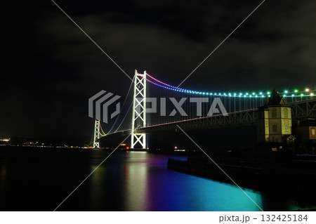 明石海峡大橋のライトアップ夜景 132425184