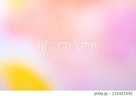 ピンクとイエローの柔らかなグラデーション背景 132425592