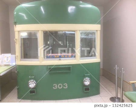 鎌倉＆江ノ島散策　2024年版　江ノ島電鉄　江の島駅の江ノ電のレプリカ 132425625