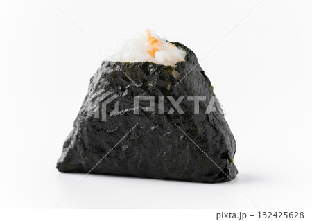 白背景に1個の明太子のおにぎり 白背景に1個の明太子のおにぎり 132425628