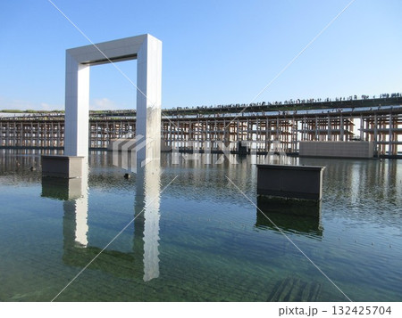 関西万博　昼のウォータープラザと大屋根リング 132425704