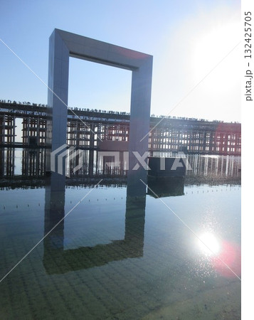 関西万博　昼のウォータープラザと大屋根リング 132425705