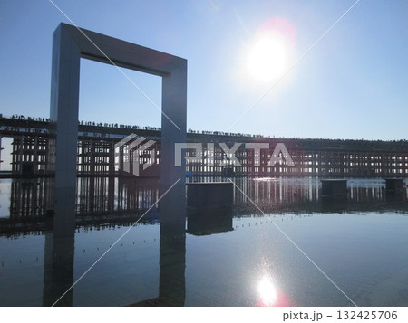 関西万博　昼のウォータープラザと大屋根リング 132425706